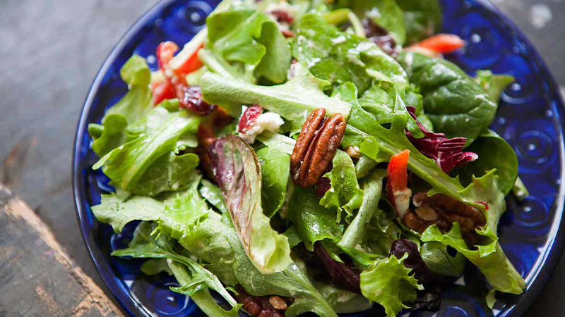 Salad with aromatic mustard and honey dressing